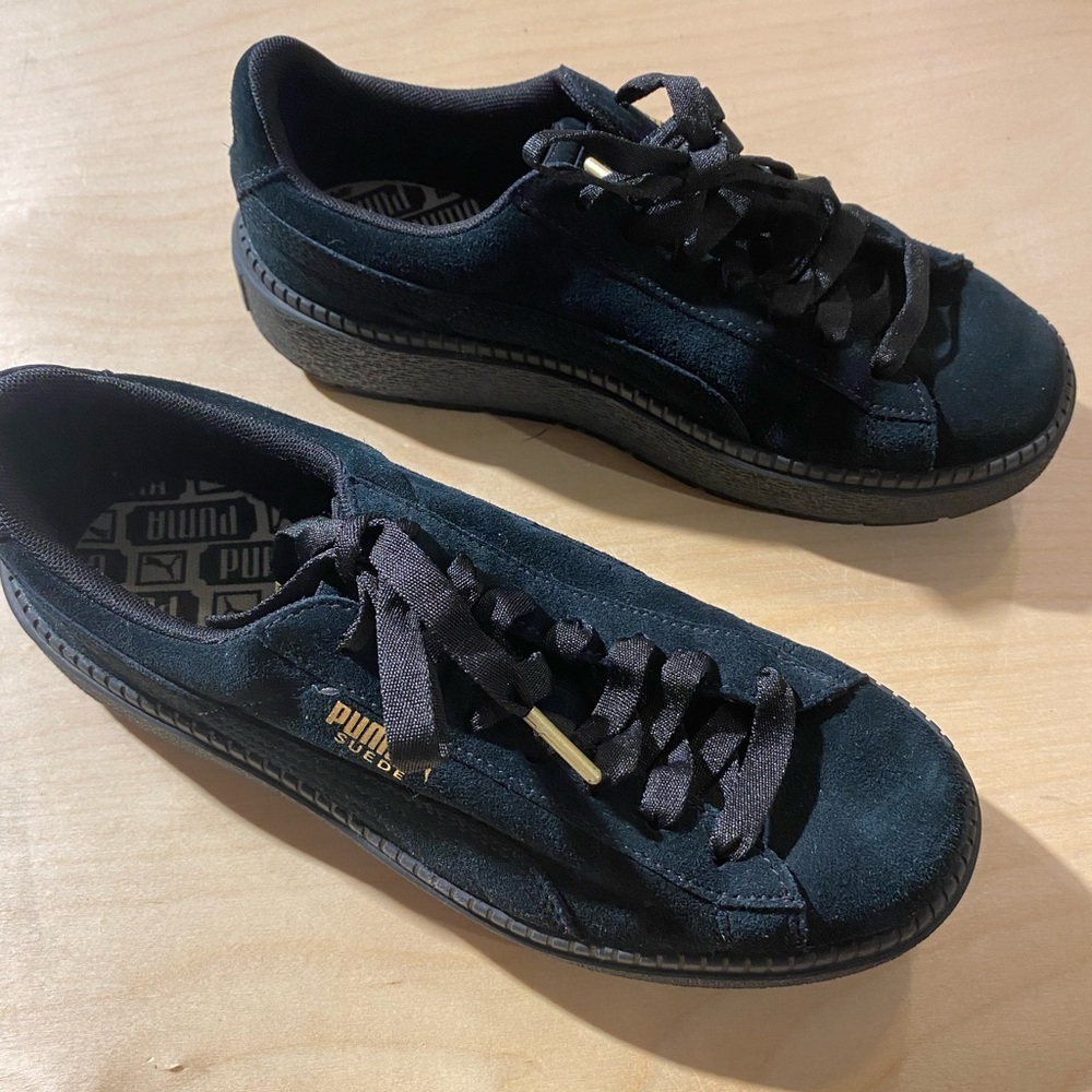Puma Suede Platform Trace Sneakers Womens size 7(KM)